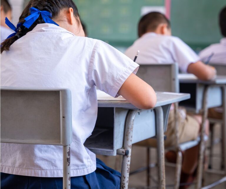 ตัวอย่างคำถามสัมภาษณ์ 5 ข้อ สำหรับตำแหน่ง ครูผู้ช่วย สพฐ. พร้อมแนวทางคำตอบที่ดี: